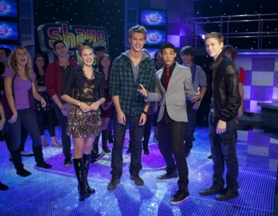 bella-zendaya-shake-new-years-05.jpeg